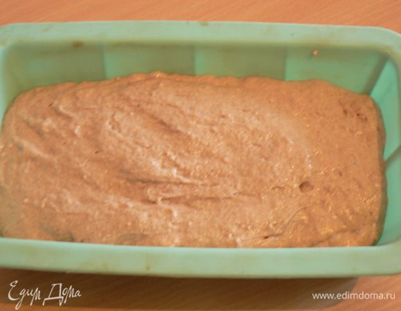 Переложила теперь тесто в форму и еще на 30 мин оставила в тепле. Затем отправим хлебушек в духовку где-то на 1 час.
