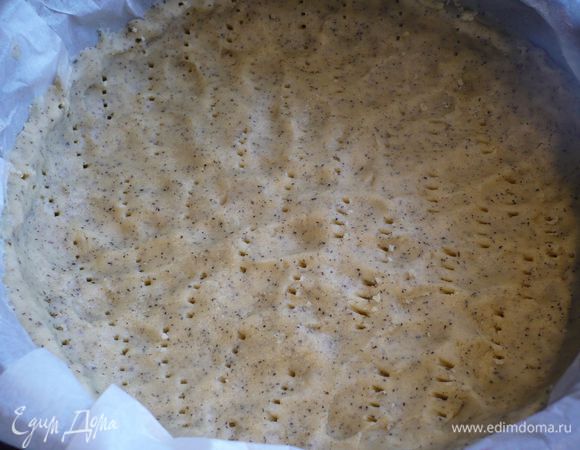 Выкладываем в форму, образуя небольшие бортики. Протыкаем вилочкой, чтобы корж при выпекании не деформировался, если это произошло (у меня он все равно немного вздулся в двух местах), ждем до остывания и немного приминаем эти места аккуратно. Ставим форму на 10 минут в духовку.