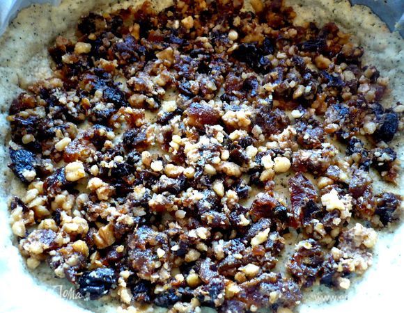 Вынимаем наш корж из духовки. Духовку я не выключала. Даем коржу остыть и выкладываем на него ореховую массу. 
