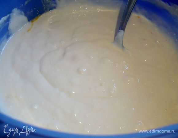 Готовим творожный крем. Смешиваем творожный сыр с желтками, добавляем крахмал и ванилин. Добавляем измельченный лимон. Белки взбиваем с сахаром, всыпая его частями, когда белки уже достигнут достаточно устойчивой пены. Вводим белки в творожно-яичную массу.