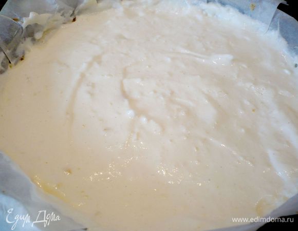 Выкладываем творожную массу на корж с сухофруктами и орехами. Ставим в духовку на 50 минут. (Мне пришлось отложить часть творожного крема в смазанную маслом форму диаметром 18 см, но слишком сильно масса не поднялась при запекании, так что можно было бы этого и не делать). 