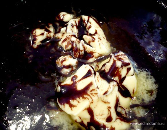  Готовим шоколадную помадку, лучше делать это непосредственно в конце выпекания десерта, так как глазурь нужно нанести на поверхность десерта еще теплой. В сотейнике смешиваем какао с сахарной пудрой. Молоко нагреваем и горячим вливаем в сотейник с какао и пудрой, хорошо перемешиваем, поставив на медленный огонь, мешаем в течение нескольких минут до однородности. Вводим сливочное масло и даем ему разойтись, помешивая. 