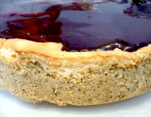 Снимаем с огня и наносим теплую глазурь на десерт, выложенный на тарелку и освобожденный от пекарской бумаги (делайте это очень осторожно, чтобы не повредить нежный корж). Обязательный номер нашей программы: терпеливо дождаться полного остывания десерта, лучше подождать до следующего дня (я сделала величайшую ошибку и поставила десерт в холодильник, на утро моей печали не было предела, ровно резаться мое творение отказывалось, но мы же знаем, что участники кабаре не всегда имеют привлекательный вид, мы любим их за другие отличные (от других) качества, нам, к примеру, скорее важно их обаяние и чувство юмора, в данном случае основную роль играет вкус))). Так вот, именно после полного остывания мы отрезаем кусочек. Наслаждаемся им и,если нам понравилось, кричим Браво талантливому актеру, вернее, нашему десерту!!!