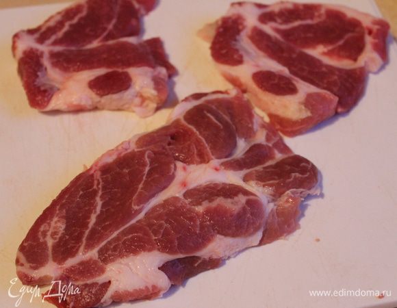 Свиную шею нарежьте на стейки 1 см шириной.