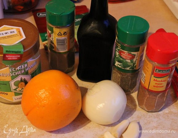 Маринад для свинины: смешайте сок одного апельсина с медом, соевым соусом, горчицей, измельченным луком и чесноком.<br />
На сковороде мед и апельсиновый сок обеспечат мясу красивыю корочку. 