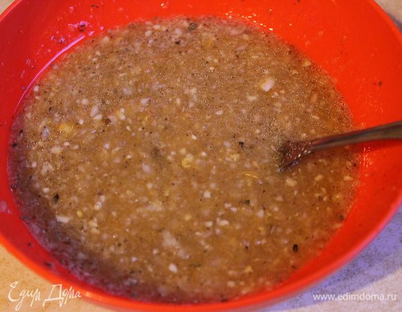 Добавьте любимые специи, соль и перец по вкусу. Прогрейте массу в микроволновке.