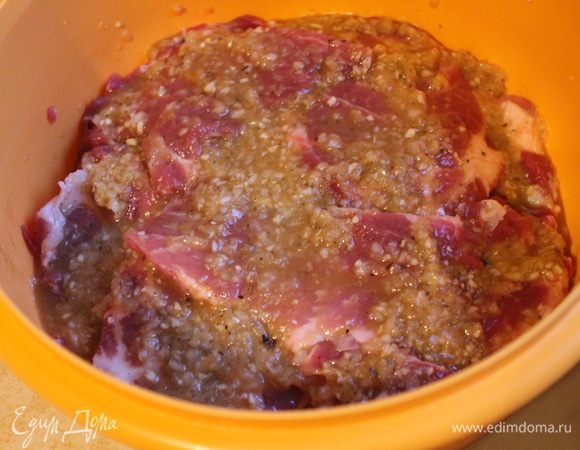 Погрузите мясные стейки в маринад и поставьте в холод минимум на 3 часа.