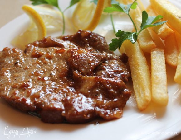 Обжарьте стейки по 3 минуты с обеих сторон на сильном огне.