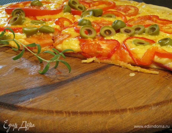 Отправляем пиццу в разогретую до 180 градусов духовку на 20 минут. И все, пицца готова!
Приятного аппетита! :)