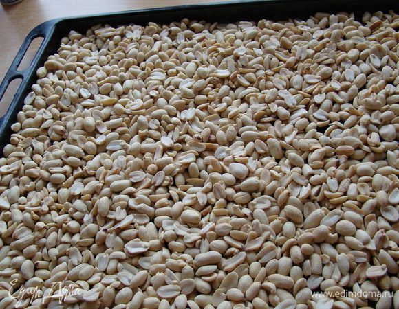 Арахис перебрать, подсушить в духовке