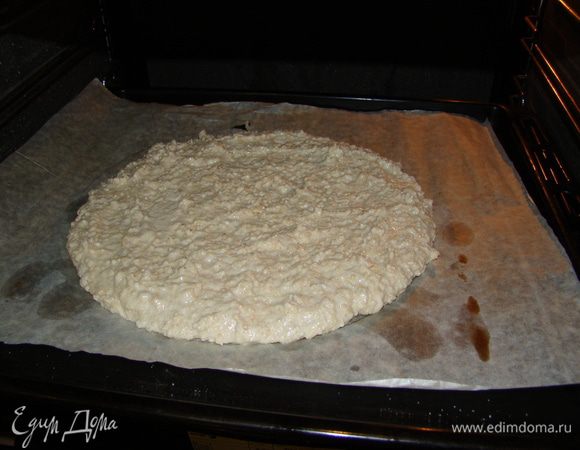 На пекарской бумаге нарисовать круг с диаметром 26 см, выложить ореховую массу