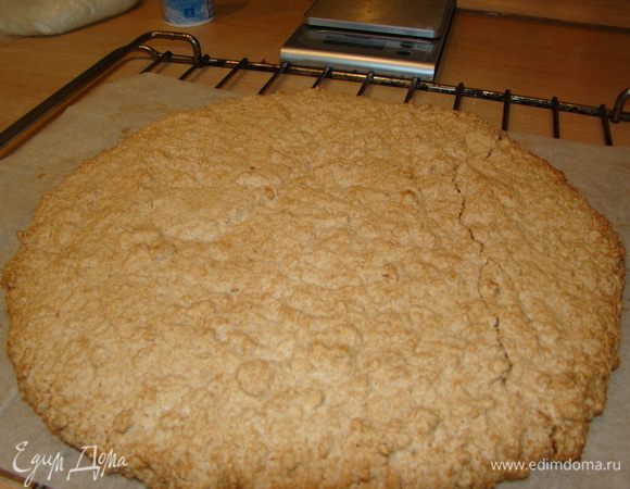 Выпекать около 25 минут, при 175"С, до приятного румяного цвета. Так же поступить и с оставшимися двумя порциями