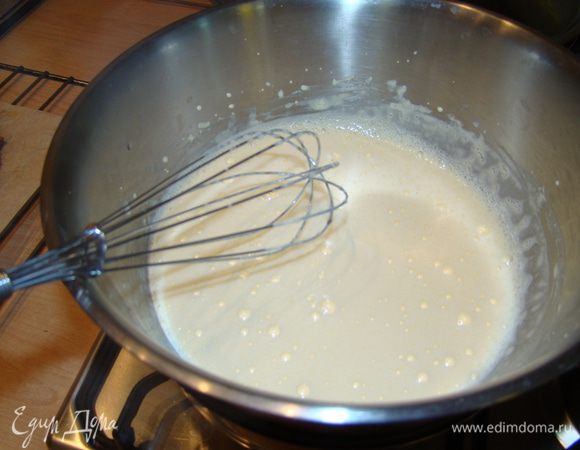 Готовим крем. Желтки взбить с сахаром, поставить на водяную баню, взбивая венчиком, влить тонкой струйкой молоко, заварить