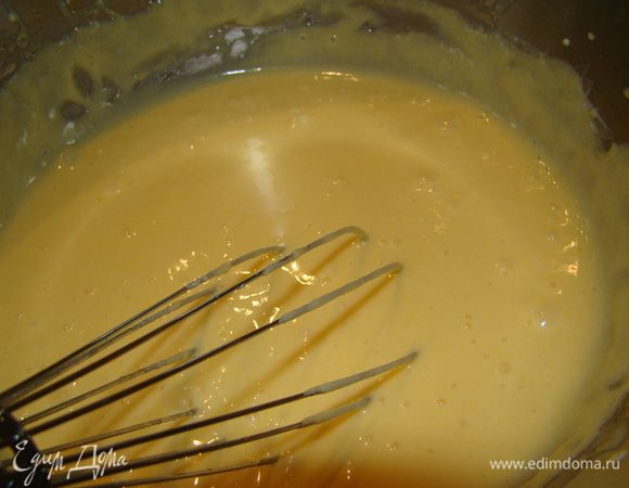 Добавить сгущенку, 100 г масла - перемешать и охладить. Когда заварной крем полностью остынет, взбить оставшееся масло и соединить