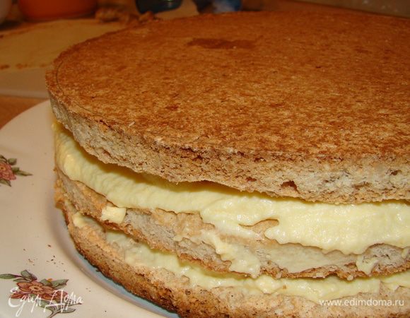 Чтобы поверхность торта была ровной, последний корж переверните