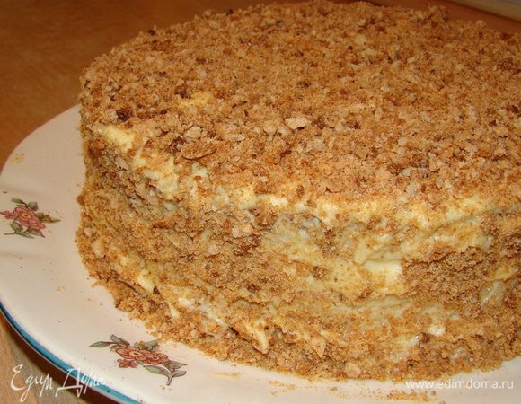 Обсыпать бока и верх торта крошкой. Оставить на несколько часов в холодильнике. Приятного аппетита!