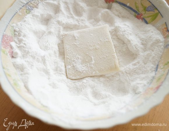 Обмакнуть каждый квадратик в смесь сахарной пудры и корицы