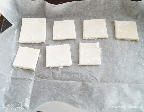 Выложить на противень и поставить выпекать в разогретую до 200 градусов духовку на 15 минут