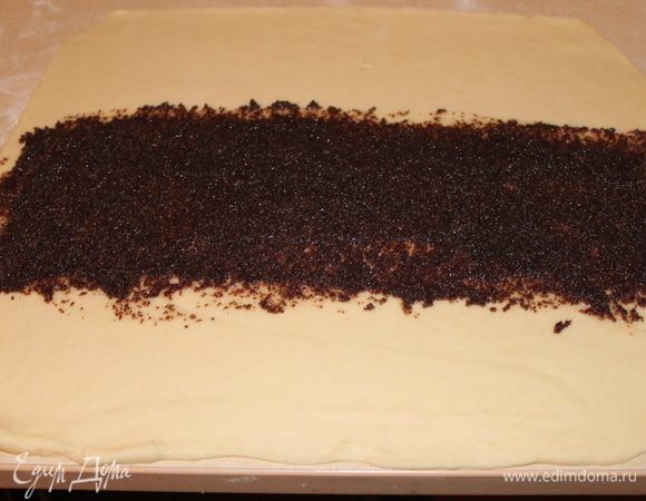 Тесто разделить на 2 части. раскатать прямоугольник, на середину положить начинку так, чтобы по краям осталось тесто без начинки. Я брала готовую магазинную, но можно сделать самим: молоко с сахаром варим 5 минут , добавляем мак, мед и еще варим минуты 3.... даем массе остыть. Кто не любит мак, можно заменить на ореховую начинку, перемешав все ингредиенты.