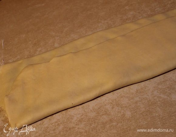 завернуть края в нахлест. немного прокатать скалкой