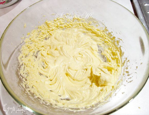 Масло комнатной температуры взбить с сахарной пудрой. Добавить по одному желтки и снова все взбить.