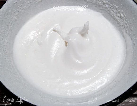 Белки взбить с солью до пышной пены, затем добавить 1 ст. ложку сахара и взбить до пиков.