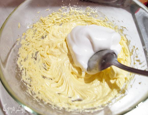 Сединить белки с желтковой массой, вмешивая их постепенно....