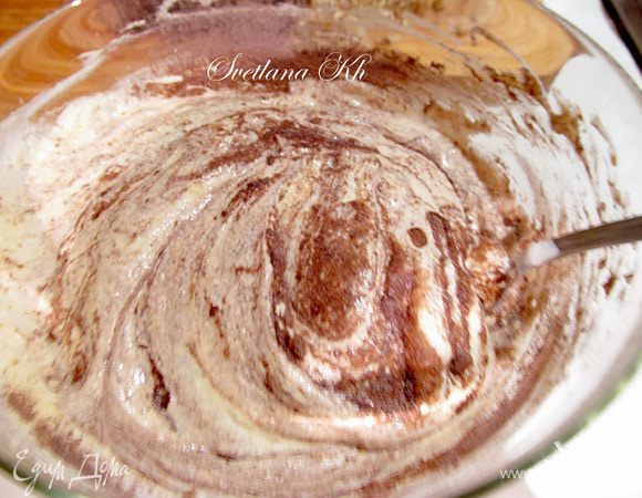 Смешать сухие ингредиенты- пудинг, какао, разрыхлитель. Соединить со взбитой массой.