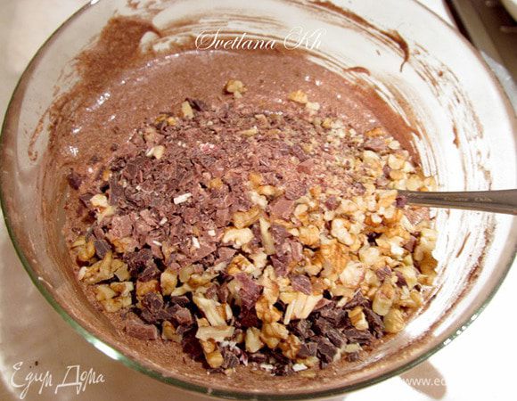 Соединить с шоколадным тестом и перемешать хорошо.