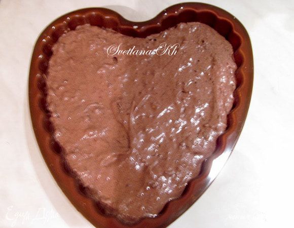 Тесто выложить в силиконовую форму, поставить в духовку. Выпекать 45-50 минут, при 170 гр. Затем остудить, не вынимая из формы.
Готовый пирог полить ганашем. Для этого сливки нагреть,добавить шоколад и масло. Смешать все до гладкости и полить пирог. Дать глазури застыть в холодильнике.....Украсить белым шоколадом. Я смешала его с вином.