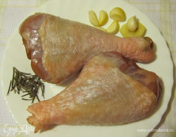 Голень индейки необходимо промыть, обсушить бумажным полотенцем. Подготовьте специи.