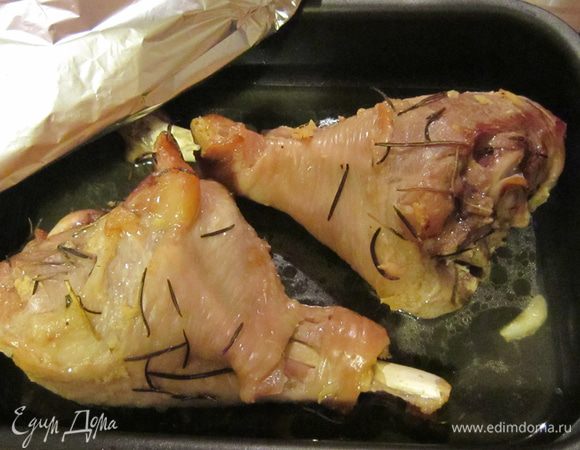 Смажьте форму для запекания оливковым маслом, уложите в нее голени индейки, накройте фольгой и отправьте в духовку запекаться на 1 ч 30 минут при 170°C. Затем достаньте форму из духовки, обильно полейте ножки индейки выделившимся соком и поставьте обратно в духовку еще на 30 минут, но уже не накрывая ее фольгой.