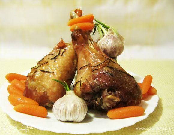 Достаньте из духовки готовые ножки (они должны хорошо подрумяниться) и подавайте с гарниром. 