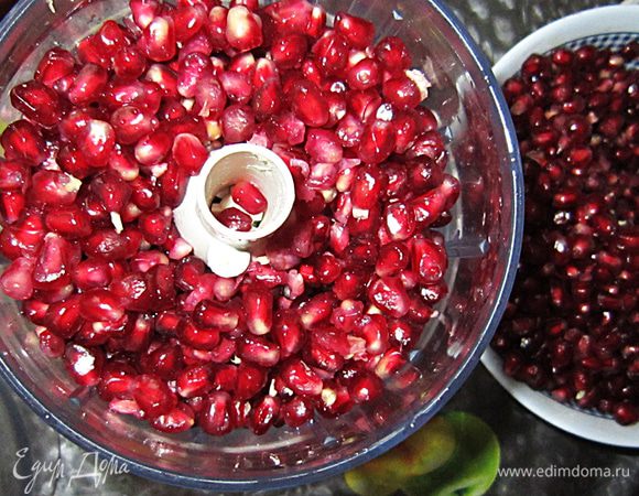 Отжимала я сок с помощью измельчителя. Если у вас есть соковыжималка - это ещё лучше!
