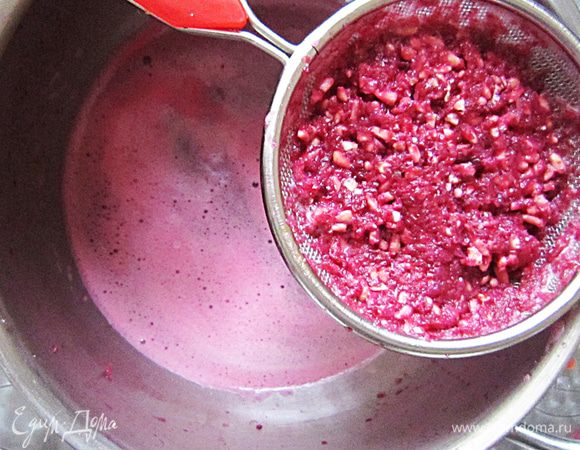 Затем с помощью ситечка необходимо процедить полученный сок.