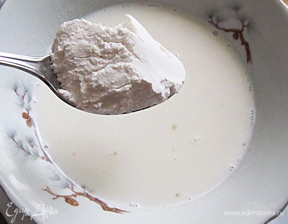 Когда он набухнет, выложить половину в ёмкость с молоком, добавить 30 г сахарной пудры и тщательно перемешать.