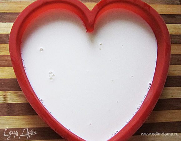 Аккуратно перелить молочную смесь в форму "Сердце" и поставить в холодильник на 40 мин.
