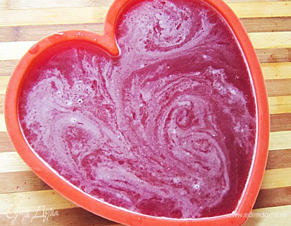 Оставшийся желатин переложить в ёмкость с гранатовым соком, добавить второю часть сахарной пудры, перемешать и налить поверх уже застывшего молочного желе. Поставить в холодильник на 45-50 мин.