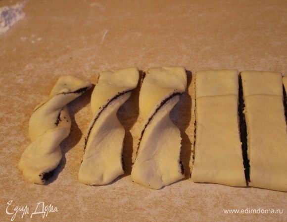 .. потом каждую полоску перекрутить. Обмазать вертуны желток + 2 ст.л. воды. поставит в разогретую духовку. выпекать при 200 гр. до золотистого цвeтa.