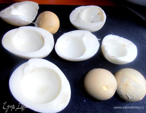 Яйца отварить,остудить и разрезать вдоль.