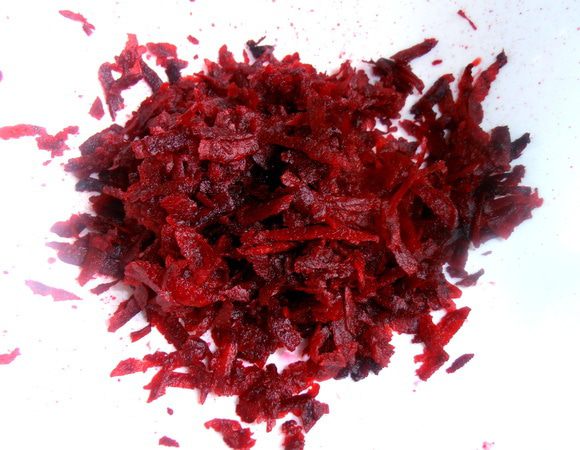 Свеклу любую(у меня сырая) натереть на крупной тёрке.