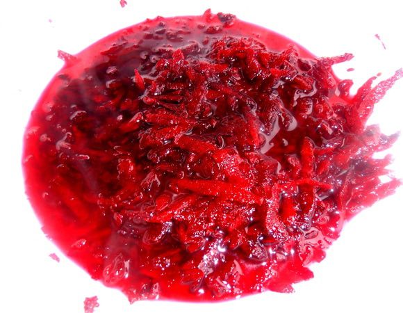 Залить кипятком(чтобы быстрее сок отдала!),перемешать.