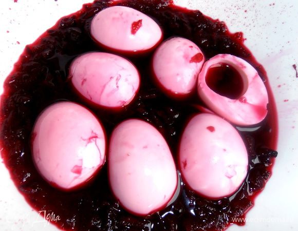 Теперь надо утопить половинки белка на час,иногда переворачивая.