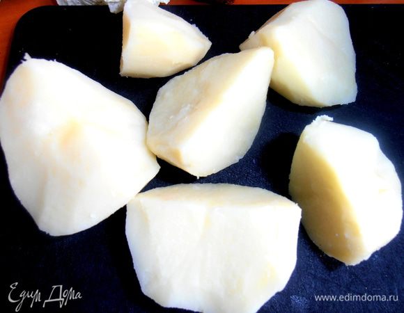 Готовим в это время"фарш"!Картофель отварить заранее и полностью остудить.Для быстроты я всегда варю его такими кусочками!