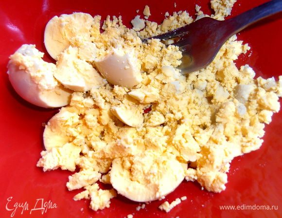 Желтки можно легко размять вилкой.