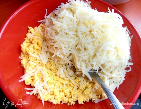 Картофель натираем на мелкой тёрке и соединяем с желтками.