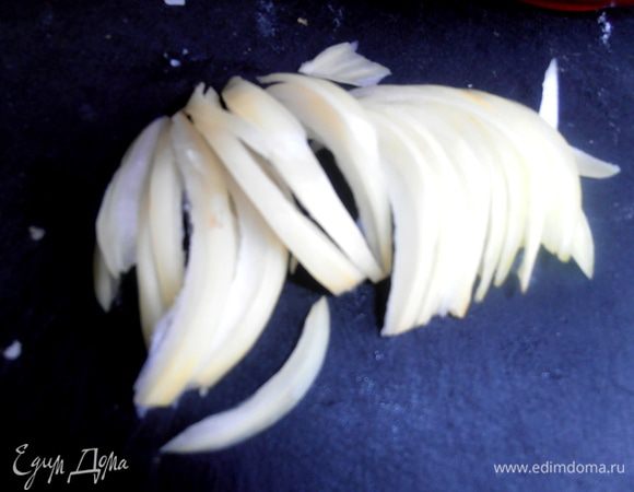 Лук мелко-мелко нарезаем(можно зашпарить и отжать,если жёсткий).