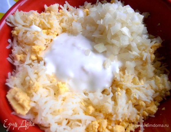 Отправляем к "фаршу"и заправляем чуть майонезом для эластичности массы.