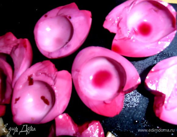 Вынимаем наших красавцев!Если и Вам пришла идея вырезать подобие сердечек из белков,то советую сделать это ДО свеклы...,иначе,когда я вырезала,пришлось снова отправлять их в"краску",чтобы цвет выровнялся!