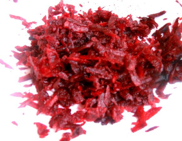 Со свеклой поступаем так:сырую прямо с жидкостью отправляем в борщ,а отварную отжимаем и съедаем с чесноком и сметанкой))